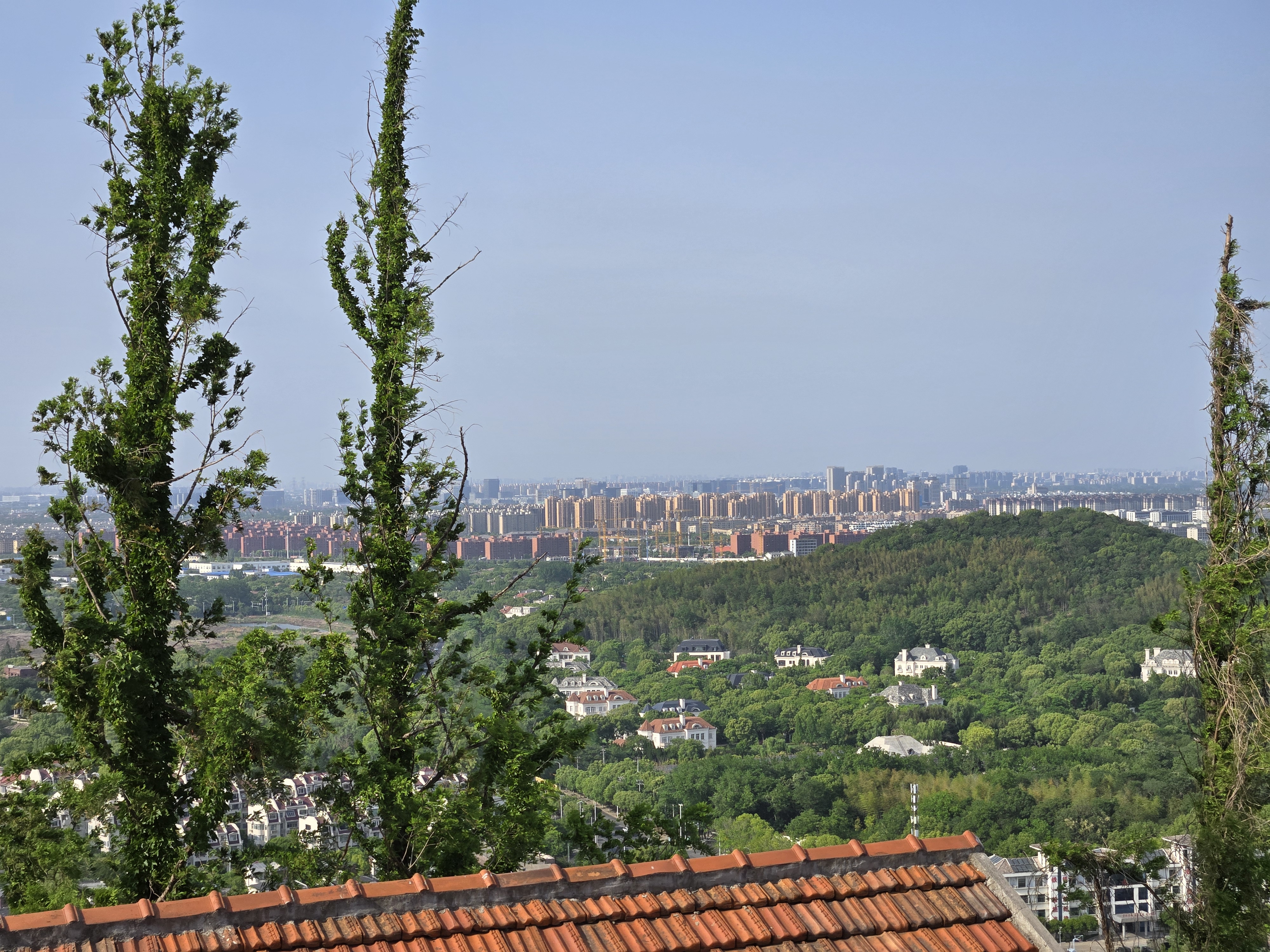 佘山天文台，屋顶（朝向A）；据闻某个朝向可以看到东方明珠，但当天找了半天也没找着 :(