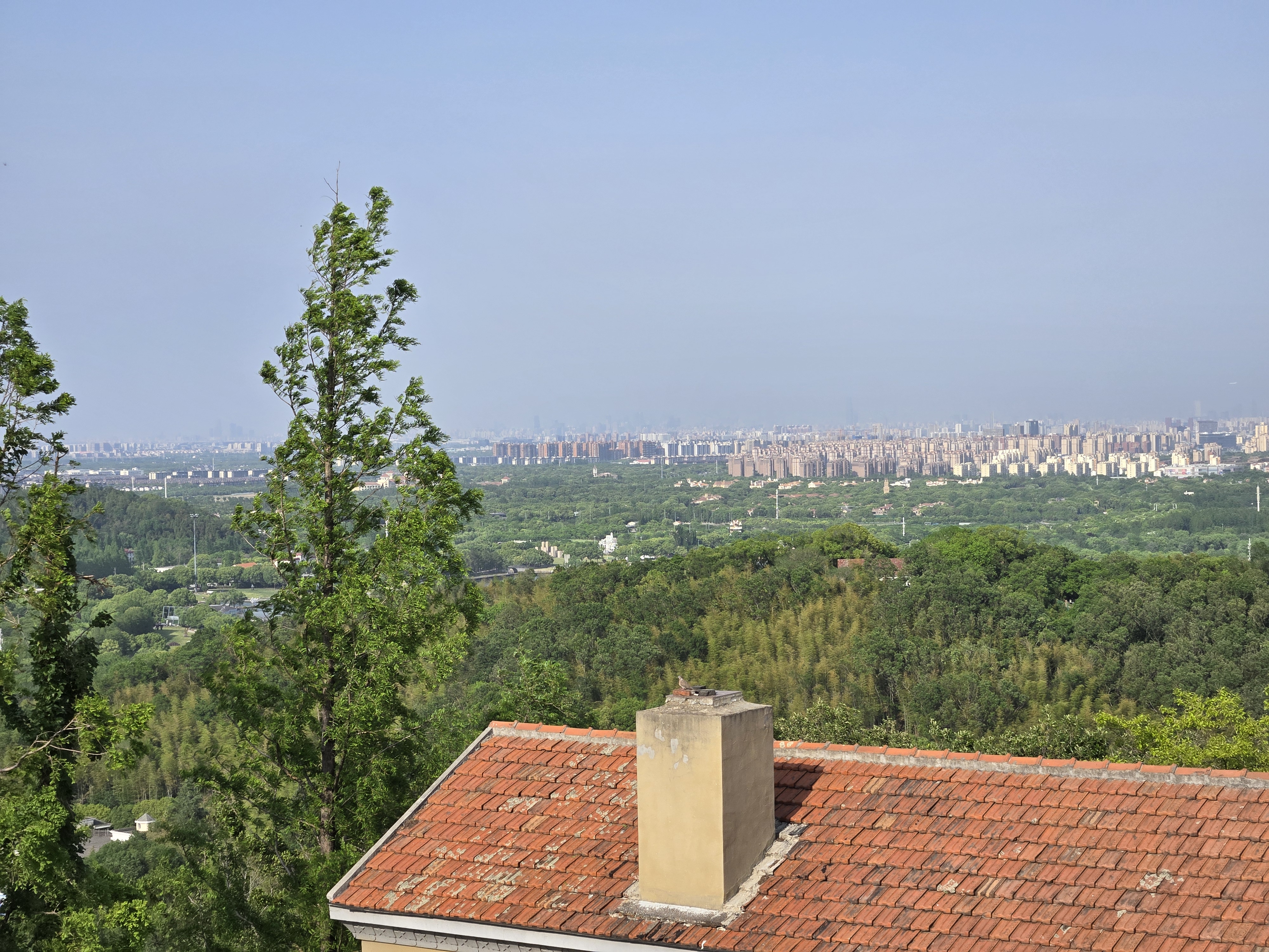 佘山天文台，屋顶（朝向B）；据闻某个朝向可以看到东方明珠，但当天找了半天也没找着 :( 