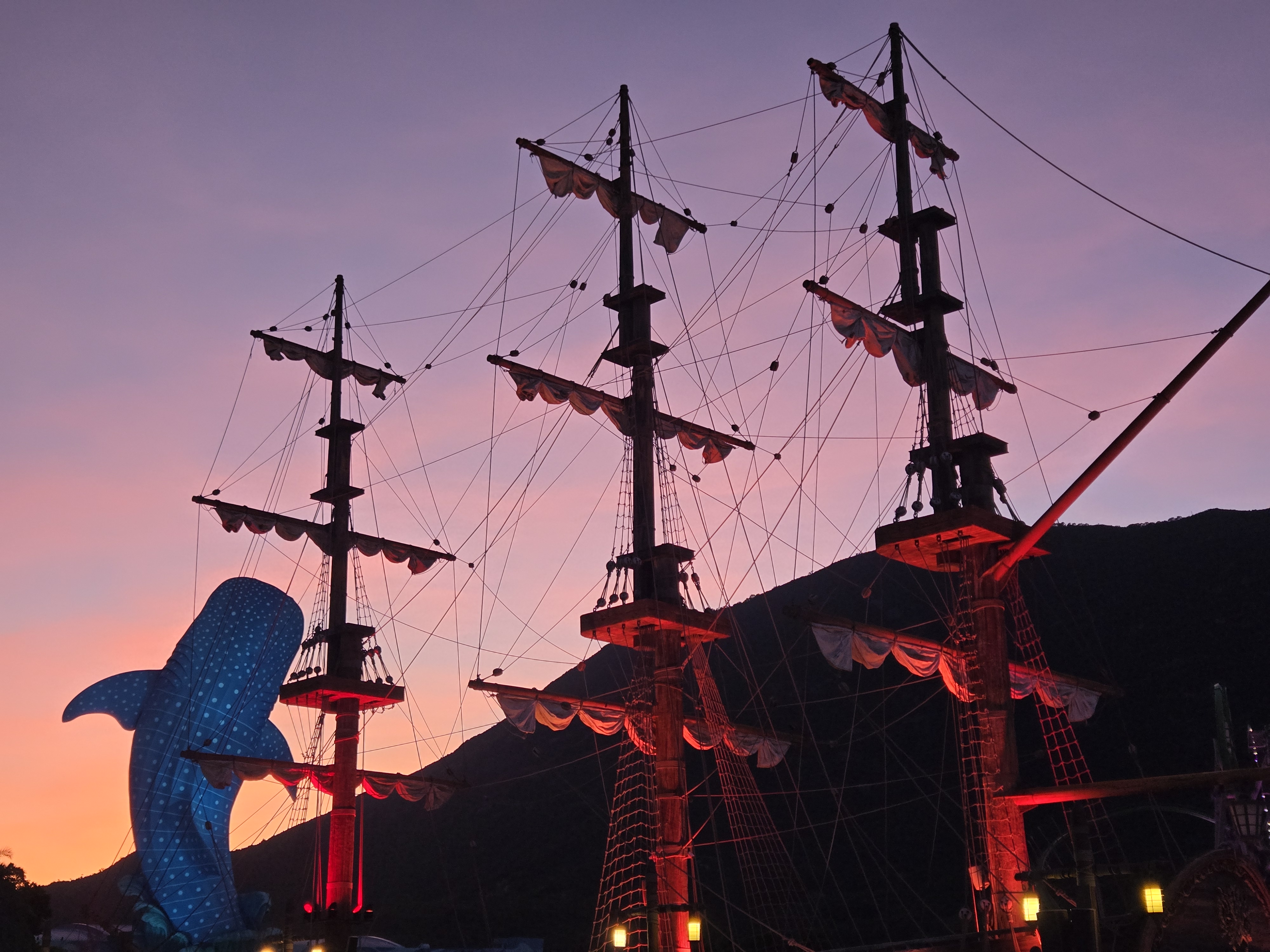 在附近阶梯上等待烟花秀开始